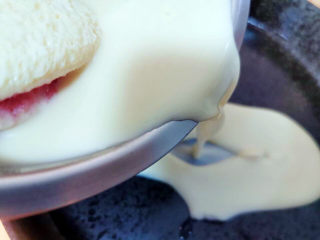 法式牛奶烤吐司,先将一部分的牛奶蛋液倒入烤盘中