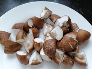 香菇肉片煲,将香菇洗干净切成小块