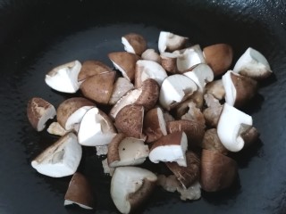 香菇肉片煲,放入香菇一同翻炒