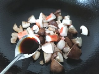 香菇肉片煲,加入一勺生抽提鲜