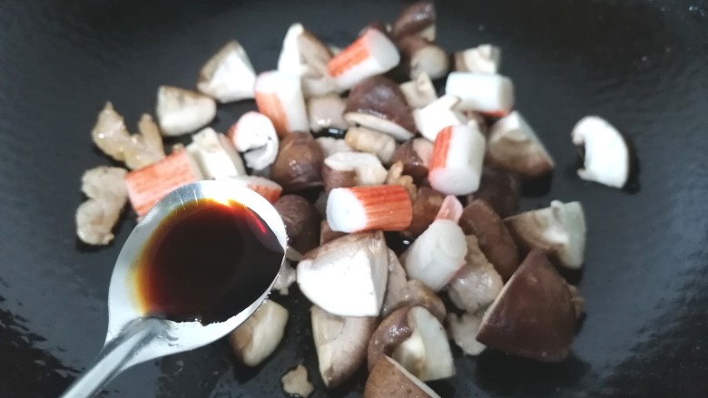 香菇肉片煲,加入一勺生抽提鲜