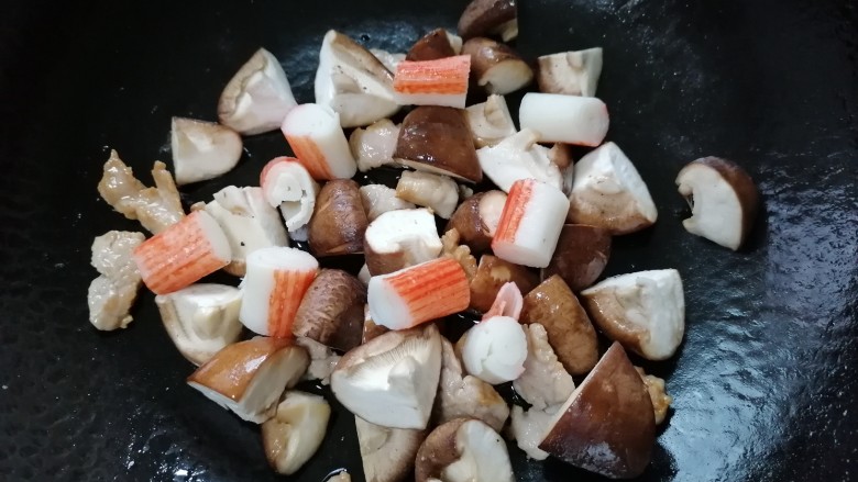 香菇肉片煲,放入蟹柳