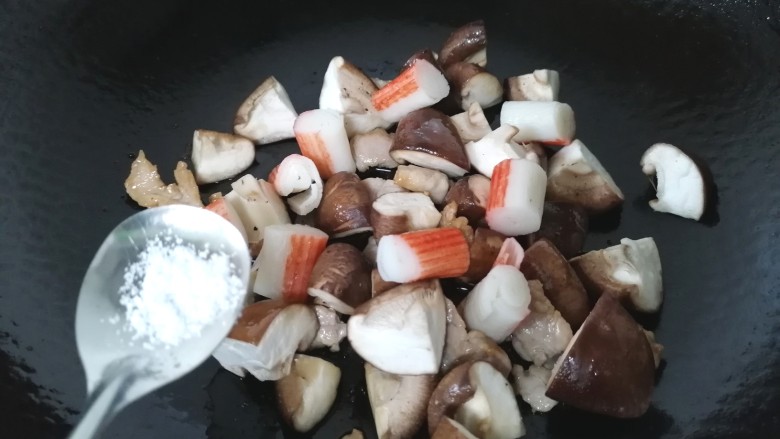香菇肉片煲,加入少许盐调味