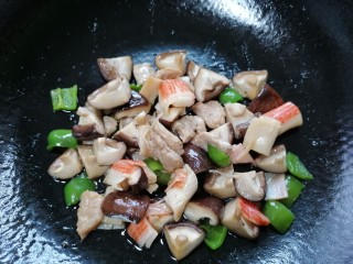 香菇肉片煲,最后放入青椒翻炒至断生即可出锅
