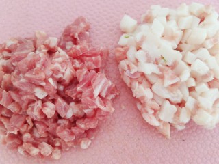 蒜苔香干,猪肉肥瘦分开切成小丁。