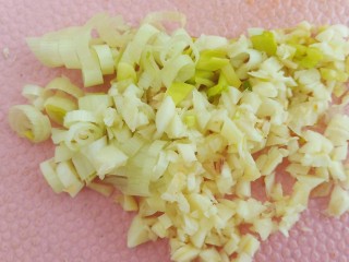 蒜苔香干,切点葱姜蒜备用。