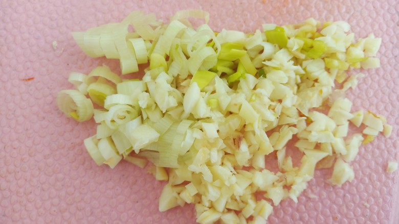 蒜苔香干,切点葱姜蒜备用。