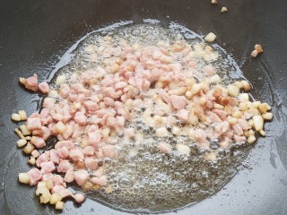 蒜苔香干,锅中烧油，先放肥肉炒出肥油，再加瘦肉翻炒至变色。