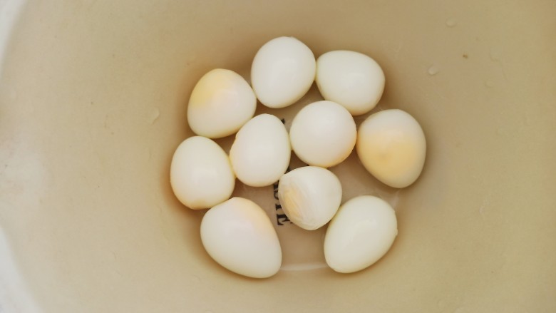 雪碧鸡翅,10颗鹌鹑蛋煮熟去壳备用。