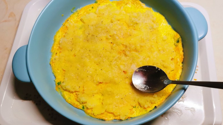土豆泥蛋卷,完全成熟后出锅，将土豆泥平摊到鸡蛋饼上。