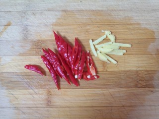 蒜苔香干,红辣椒和生姜分别切成丝。