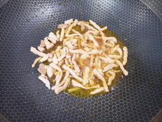 蒜苔香干,加入酱油翻炒均匀。