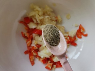 蒜苔香干,适量胡椒粉