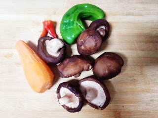 香菇肉片煲,准备香菇，胡萝卜，青椒，小米辣洗净备用