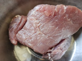 香菇肉片煲,准备瘦肉一块洗净备用