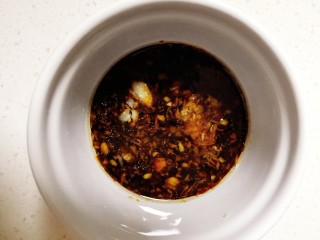 香菇肉片煲,加入碗中，加适量生抽，老抽，姜蓉，盐