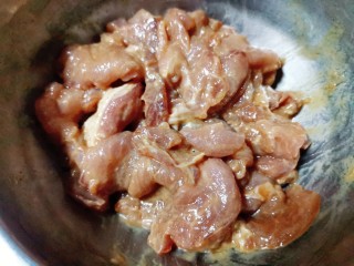 香菇肉片煲,搅拌均匀腌制备用