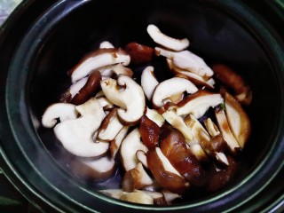香菇肉片煲,加入香菇片翻炒，香菇变软，炒出少量水分后