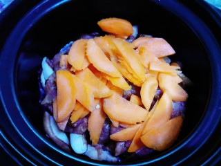 香菇肉片煲,胡萝卜片