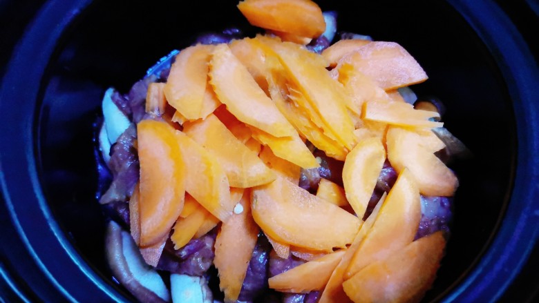 香菇肉片煲,胡萝卜片