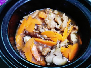 香菇肉片煲,开锅后翻炒以免砂锅糊底