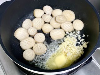 蒜香黄油杏鲍菇，鲜美弹嫩，比肉还好吃！,把杏鲍菇推到一边，下入黄油和蒜末煎香，然后和杏鲍菇混合到一起。