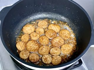 蒜香黄油杏鲍菇，鲜美弹嫩，比肉还好吃！,炒匀后，大火收汁。