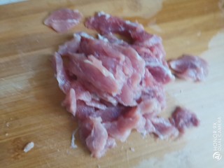 冬瓜瘦肉汤,猪肉洗干净切成一厘米厚的薄片