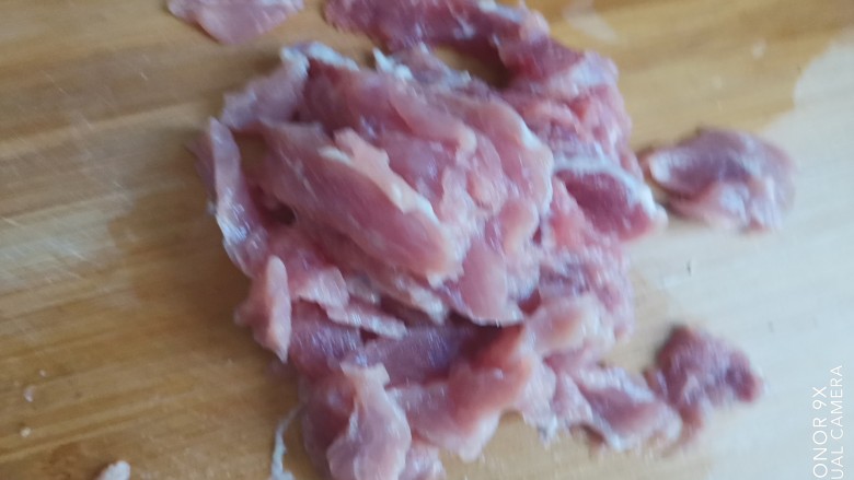 冬瓜瘦肉汤,猪肉洗干净切成一厘米厚的薄片