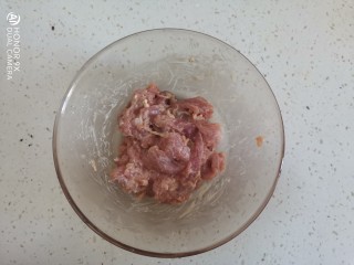 冬瓜瘦肉汤,拌均匀腌制片刻，抓拌至这种粘稠的状态