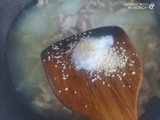 冬瓜瘦肉汤,加入适量的盐和鸡精搅拌均匀