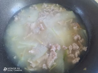 冬瓜瘦肉汤,水开后下入肉片，然后把肉片搅散