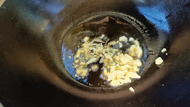 嫩南瓜炒辣椒,起锅烧油，放入生姜大蒜，炸出香味