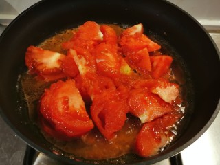 番茄藕丁,起油锅放入食用油加热，放入番茄。