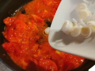 番茄藕丁,炒至番茄软烂，放入葱片增香。