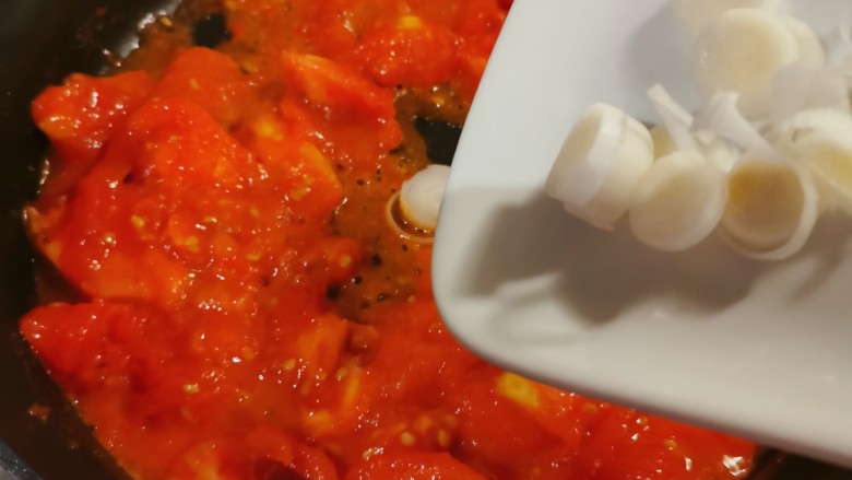 番茄藕丁,炒至番茄软烂，放入葱片增香。