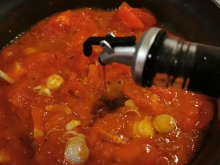 番茄藕丁,倒入酱油提味。