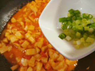 番茄藕丁,撒上香葱碎拌匀，关火出锅。
