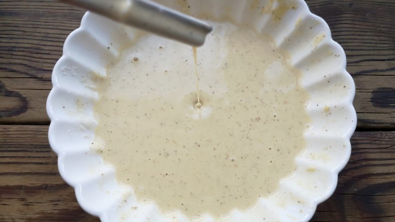 蒜香炸排骨,加适量的清水，搅拌均匀成无颗粒的粉糊（用筷子拎起成直线流即可）。