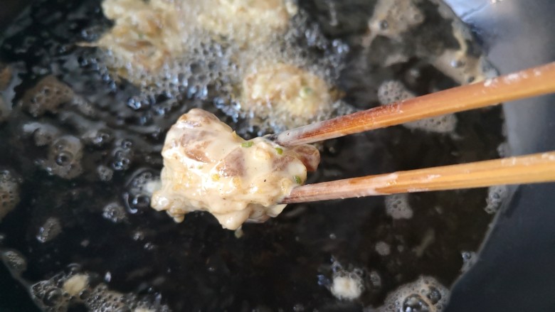 蒜香炸排骨,锅中宽油，烧至5-6成热，（用筷子放入油中筷子周围起密集的小泡泡）将裹了粉糊的排