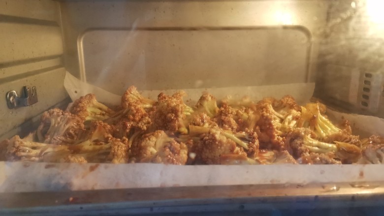 椒盐花菜,送入预热好的烤箱上下火，180度烤20分钟