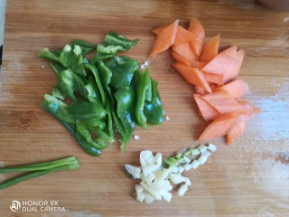 素炒山药,胡萝卜切成薄片，青椒切块，大蒜拍碎，葱白切粒