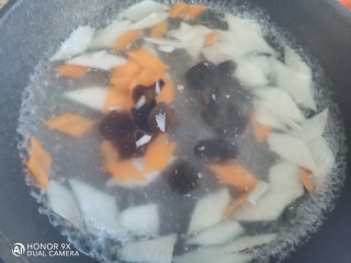 素炒山药,锅中烧水加入适量的盐，水开下入山药，木耳，胡萝卜焯水至断生