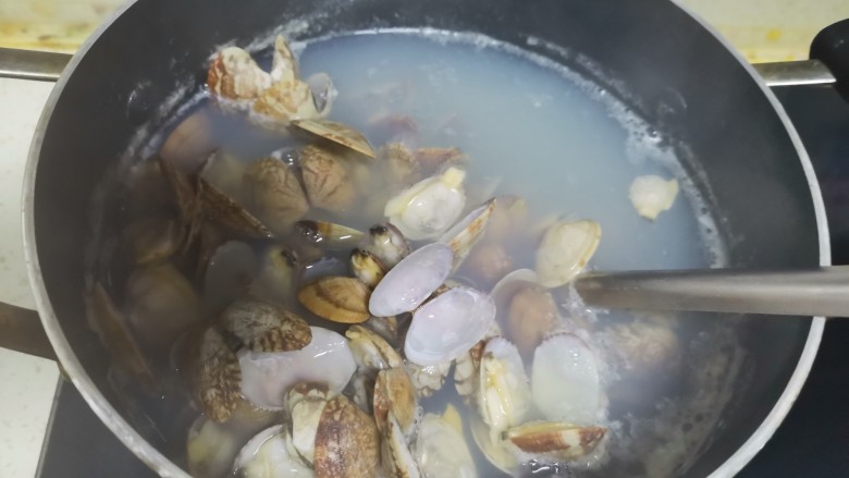 蛤蜊水饺,然后锅里烧水水开下入花蛤煮至开花