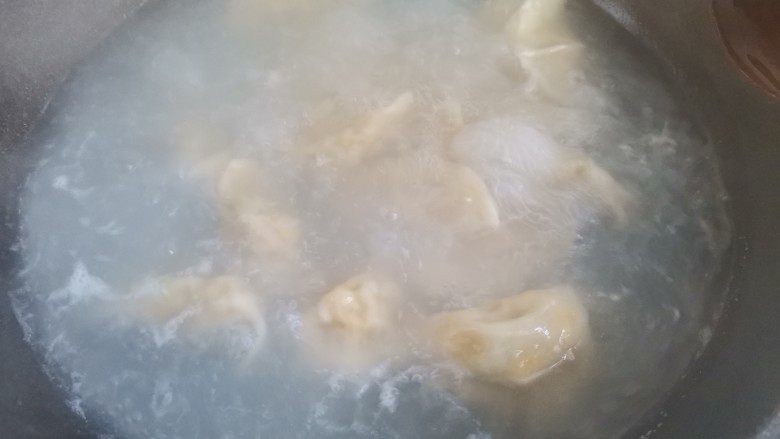 蛤蜊水饺,水开下入，饺子煮至浮起，再煮1到2分钟，捞出
