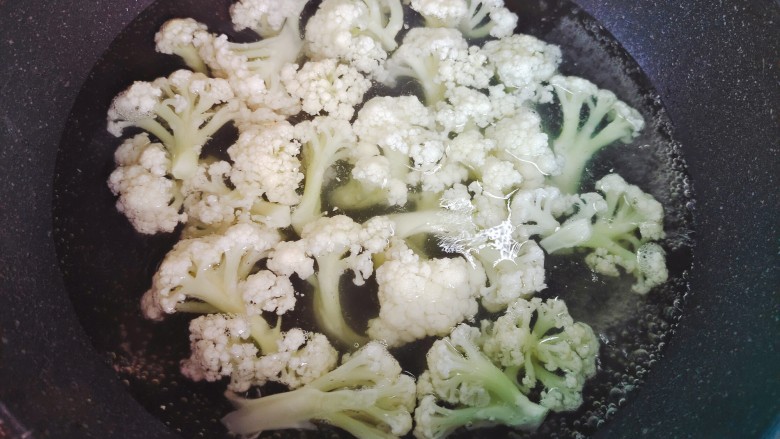 椒盐花菜,锅内煮适量清水，水开后下花菜煮至断生