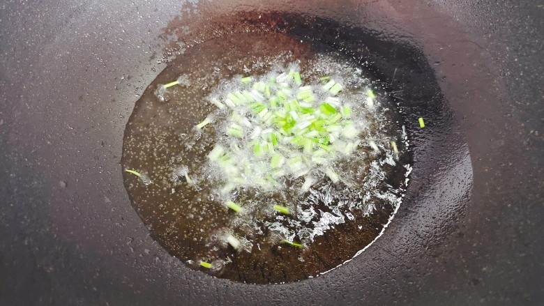 椒盐花菜,起油锅，油热后下葱白，炒香