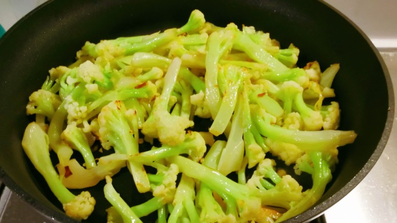椒盐花菜,炒至花菜边缘有微微的焦黄色。