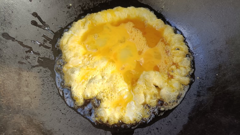 白萝卜炒鸡蛋,另起锅烧油，放入混好的鸡蛋，炒出金黄色。