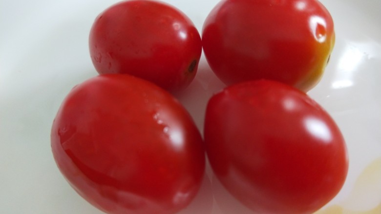 番茄藕丁,<a style='color:red;display:inline-block;' href='/shicai/ 89994'>小番茄</a>四个洗干净。